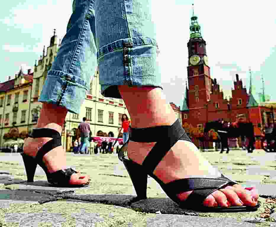Chodząc po Rynku, panie muszą stąpać z wielką ostrożnością
