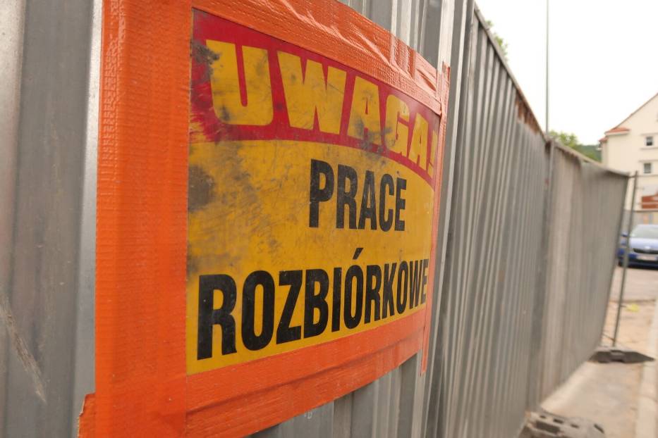 Trwa wielkie wyburzanie w dzielnicy Podgórze w Wałbrzychu. Pięć kamienic wyburzono, cztery czekają - zdjęcia