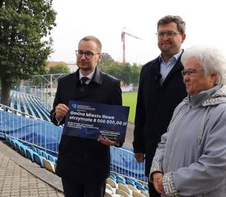 Bogusława Orzechowska i Andrzej Śliwka wręczyli czek na modernizację stadionu (wideo)