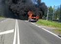 Na drodze krajowej nr 94 policjanci gasili płonący samochód 