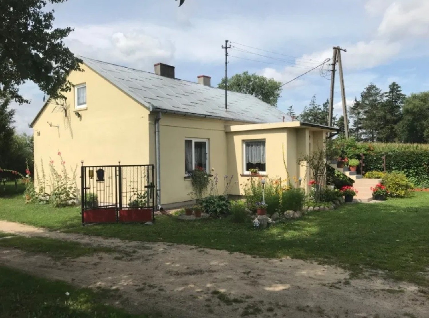 Rolnik sprzedaje dom z działką na wsi. Tyle kosztują najtańsze gospodarstwa