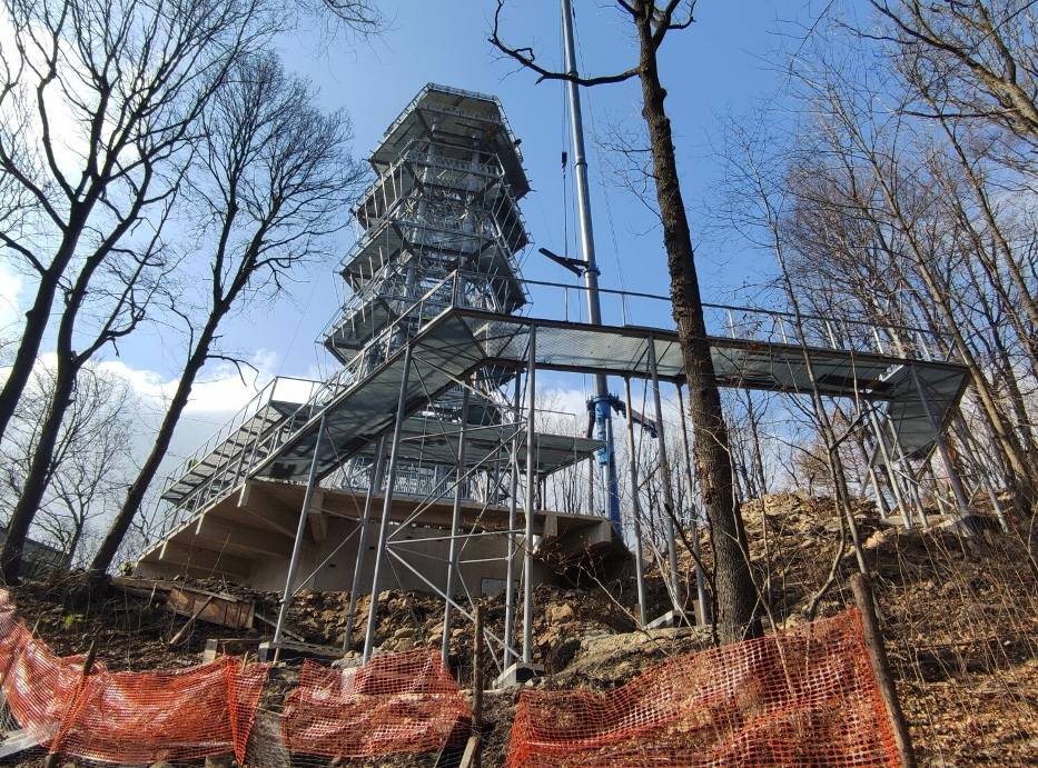 Wieża widokowa w Parku Sobieskiego: Ogromny dźwig zamontował szczyt wieży. Zaczyna się montaż blachy - zdjęcia