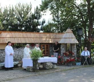 Wierni przy kapliczce na wzgórzu pod Krakowem. Wypraszają łaski z pomocą świętej Rity