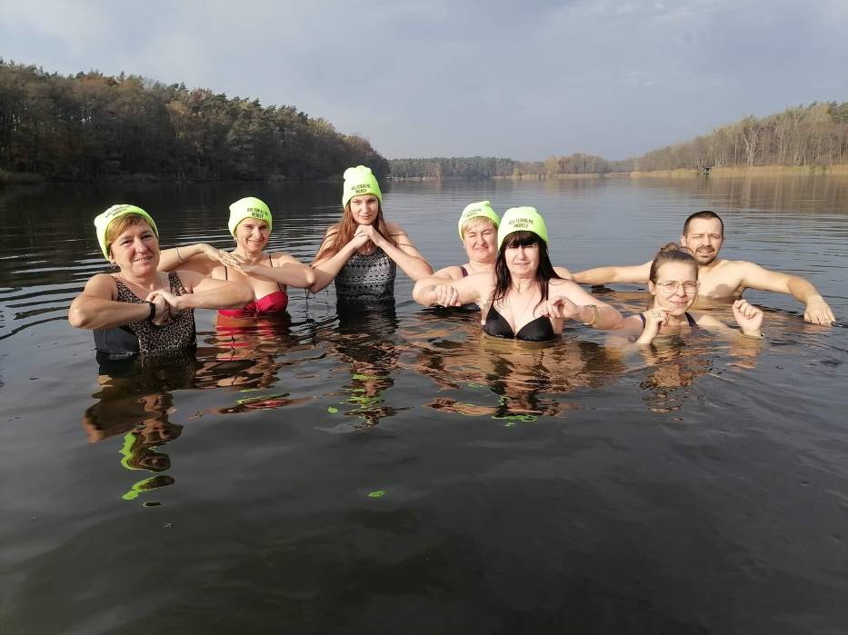 Morsowanie w kulturalnym wydaniu. Klub Kulturalne Morsy Jarosławki od prawie roku przyciąga nowych miłośników zimnych kąpieli [zdjęcia]