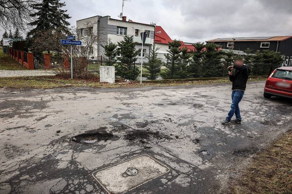 Kawał asfaltu wyrwał się z jezdni i unieruchomił samochód w Lesznie 