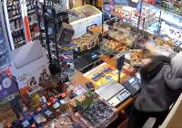 Napad na sklep w Tomaszowie. 25-latek pobił ekspedientkę i okradł kasę. VIDEO