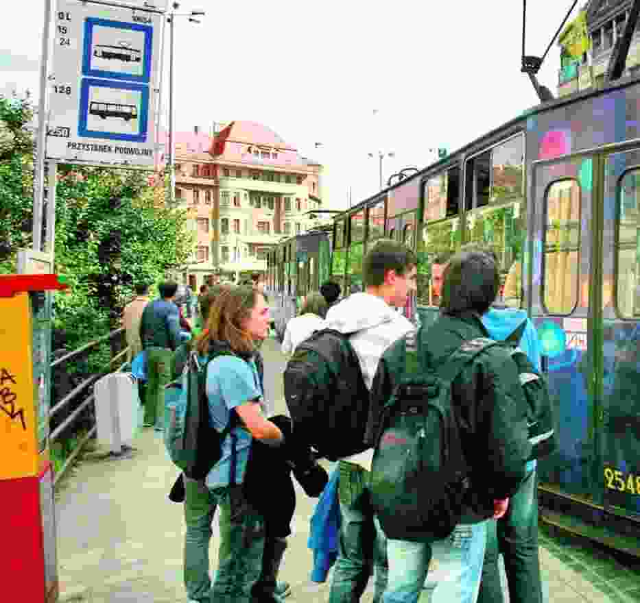 Uczniowie III LO przez korki w mieście spóźniają się na lekcje, więc muszą jeździć wcześniej