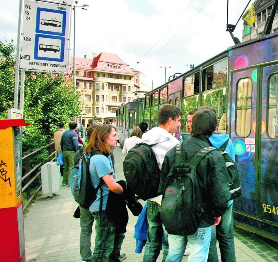 Uczniowie III LO przez korki w mieście spóźniają się na lekcje, więc muszą jeździć wcześniej