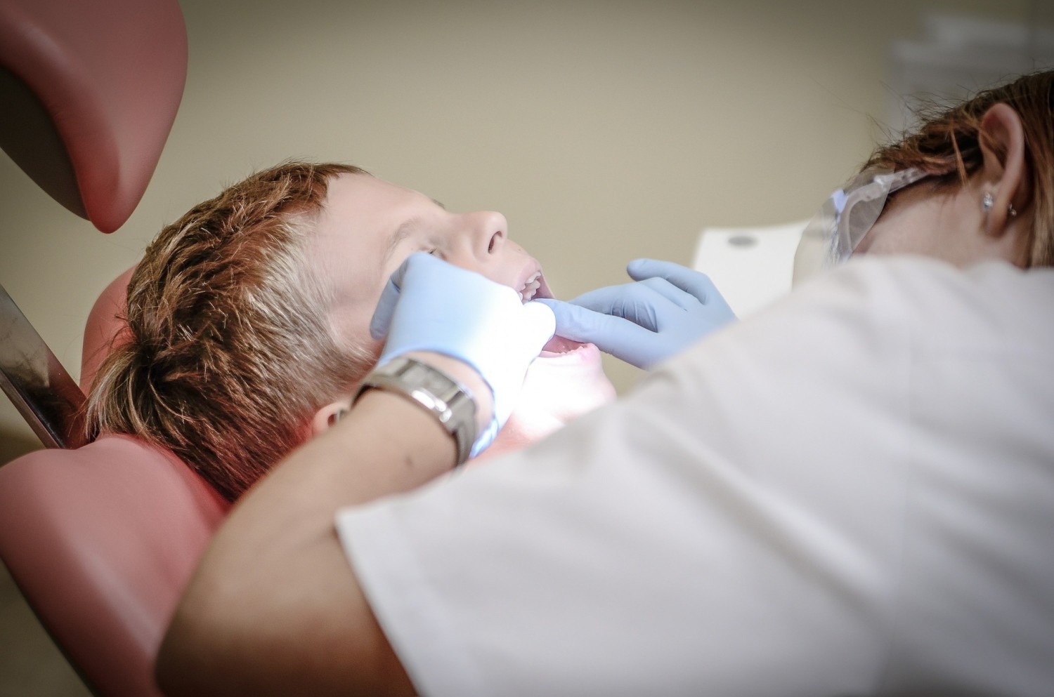 Zaufany stomatolog? Zastanawiasz się do dentysty się udać na wizytę? Zazwyczaj o poradę w kwestii polecenia lekarza pytamy znajomych