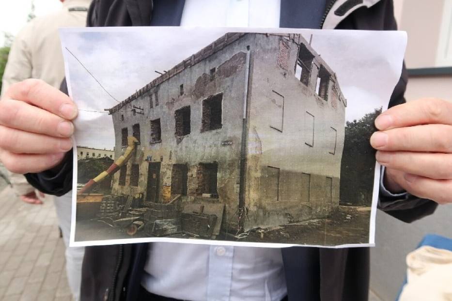 Mieszkańcy Traugutta 5 w Wałbrzychu narzekają, że w nowo wyremontowanym budynku pękają ściany i szyby 