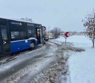 Autobus wypadł z drogi, tiry blokują przejazdy. Zima w powiecie krakowskim