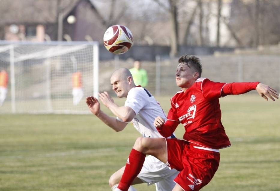 Tomasz Wawrzyniak (z lewej) znany jest ze swojej waleczności. Bez pełnego zaangażowania jego oraz kolegów z drużyny pokonanie Zagłębia Sosnowiec będzie bardzo trudne.