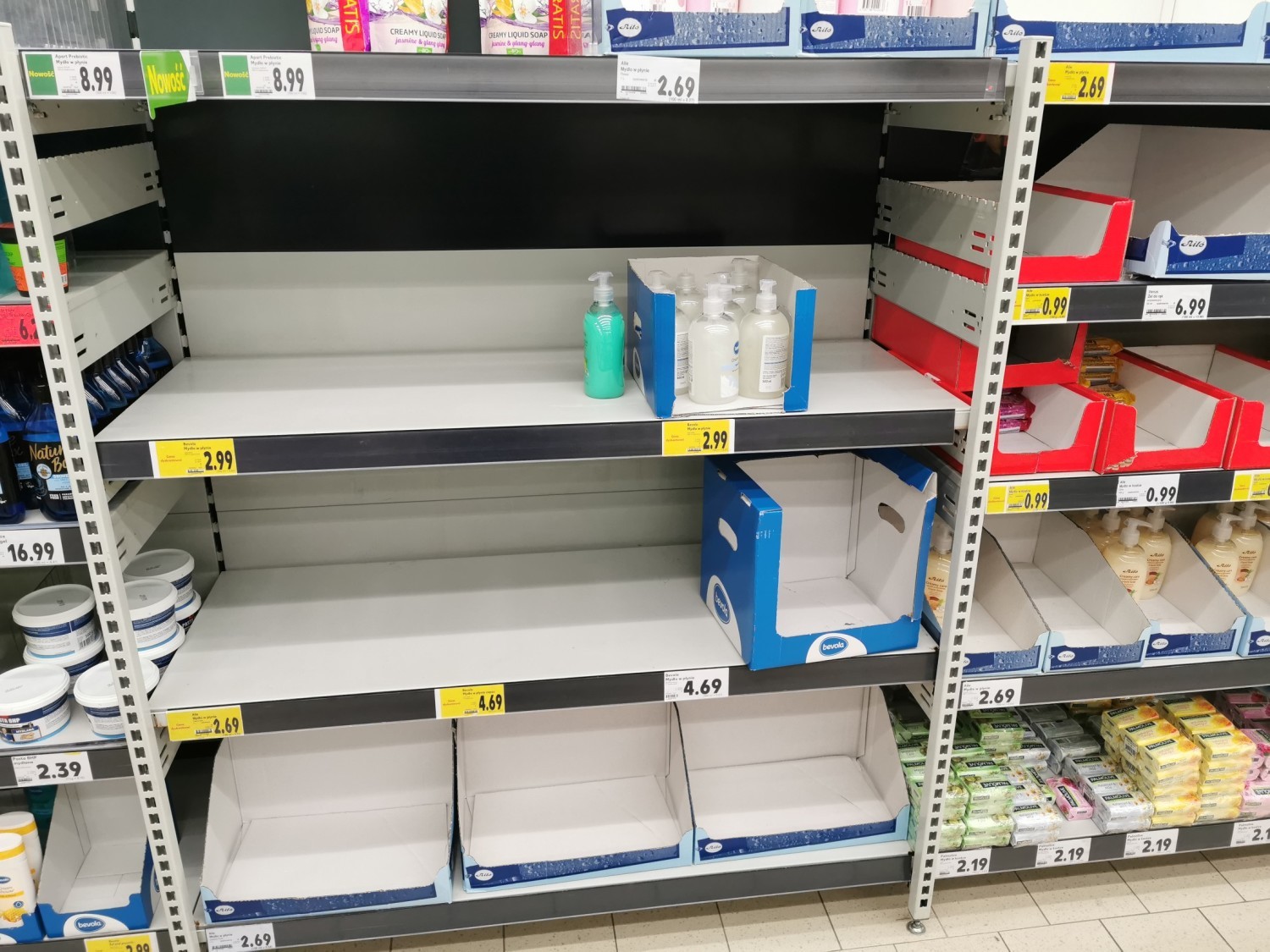 Po ogłoszeniu pierwszego przypadku koronawirusa na Podkarpaciu oraz zamknięciu szkół mieszkańcy Przemyśla i okolicznych miejscowości ruszyli na zakupy do dużych sklepów