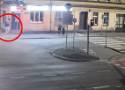 Rzucił hulajnogę prosto pod nadjeżdżające auto. Policja z Bydgoszczy poszukuje młodego mężczyzny [wideo]