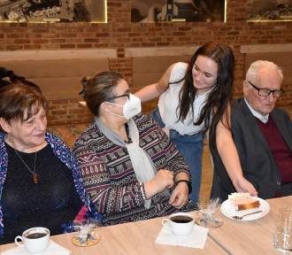 Stowarzyszenie Krąg Arasmusa wspólnie z młodzieżą -  dla Babć i Dziadków w Kiełpinie
