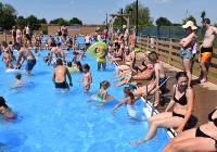 Tłumy na basenach letnich w Ciechocinku