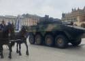 Niespodziewany widok. Pojazdy wojskowe na krakowskim Rynku Głównym