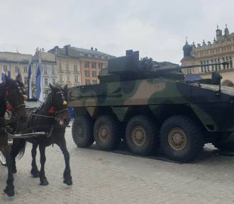 Niespodziewany widok. Pojazdy wojskowe na krakowskim Rynku Głównym