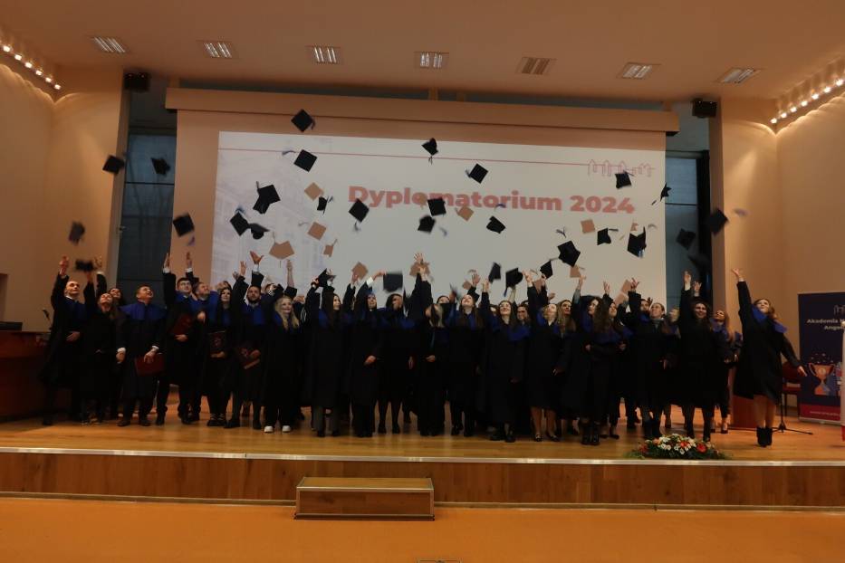 Dyplomatorium Akademii Nauk Stosowanych w Wałbrzychu: Kolejnych 70 absolwentów dyplomami - zdjęcia
