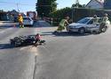 Wypadek na skrzyżowaniu w Tuchowie. Kierowca renault zderzył się z motorowerzystą. Na miejscu interweniowały służby ratunkowe