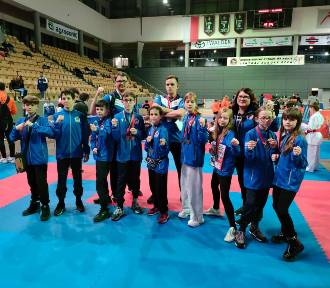 Sukces młodych karateków z gminy Pszczółki. Z mistrzostw wrócili z 26 medalami