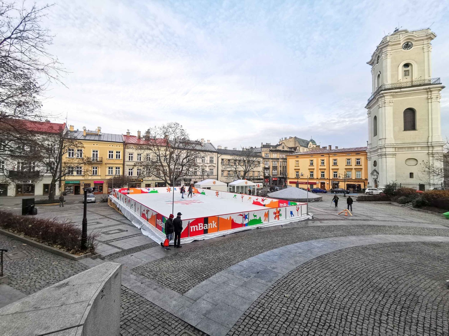 Trwają ostatnie prace przed otwarciem lodowiska mBanku na Placu Niepodległości w Przemyślu