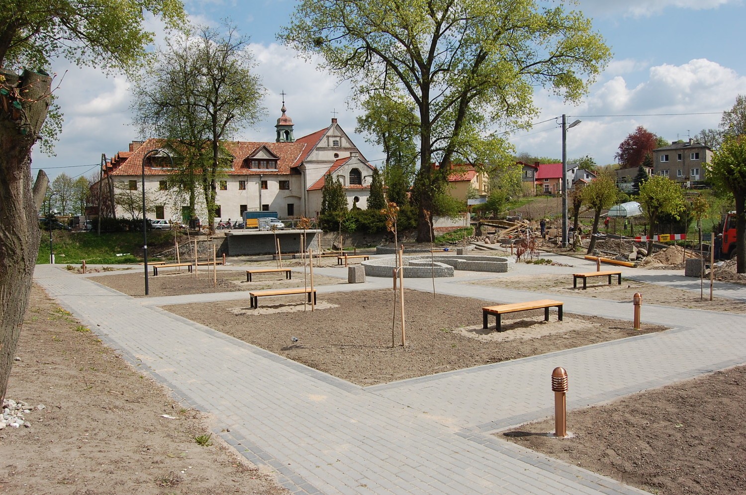 Widok na budowany skwer, amfiteatr i siedzibę Dzierzgońskiego Ośrodka Kultury z nowym Centrum Informacji Turystycznej