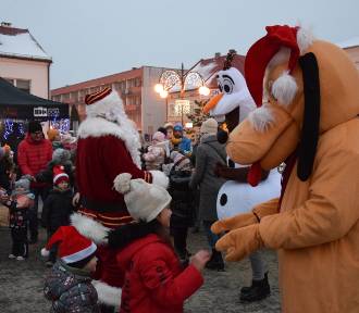 Mikołaj 2023 na placu Legionów w Wieluniu. Była wspólna zabawa i zapalenie choinki