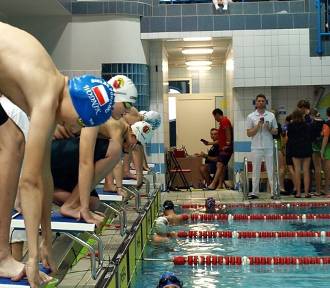 Międzynarodowy Mecz Pływacki „Złota Jesień”. Młodzi pływacy rywalizowali na miejskim 
