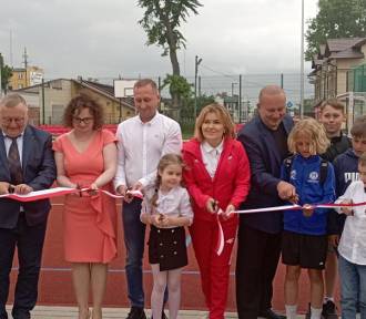 Boisko wielofunkcyjne Szkoły Podstawowej numer 2 w Jedrzejowie otwarte! [ZDJĘCIA]