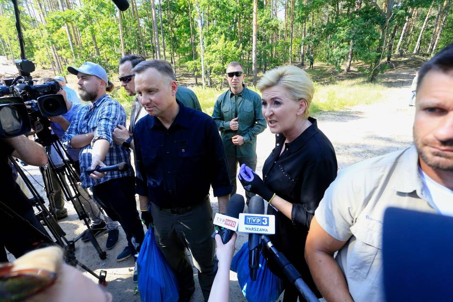 Para prezydencka bierze udział w akcji sprzątania lasu
