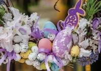 Jak udekorować groby bliskich na Wielkanoc? Modne świąteczne ozdoby na każdą kieszeń