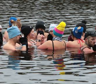 Winter Challenge na Głębokim. Przez pół godziny przebywali w lodowatej wodzie!