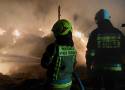 Pożar zabudowań gospodarczych w Kłudzicach. Spłonęły budynki, sąsiedzi zorganizują pomoc