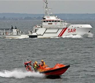 Ewakuacja medyczna na Bałtyku. Statek SAR transportuje rannego mężczyznę do portu!
