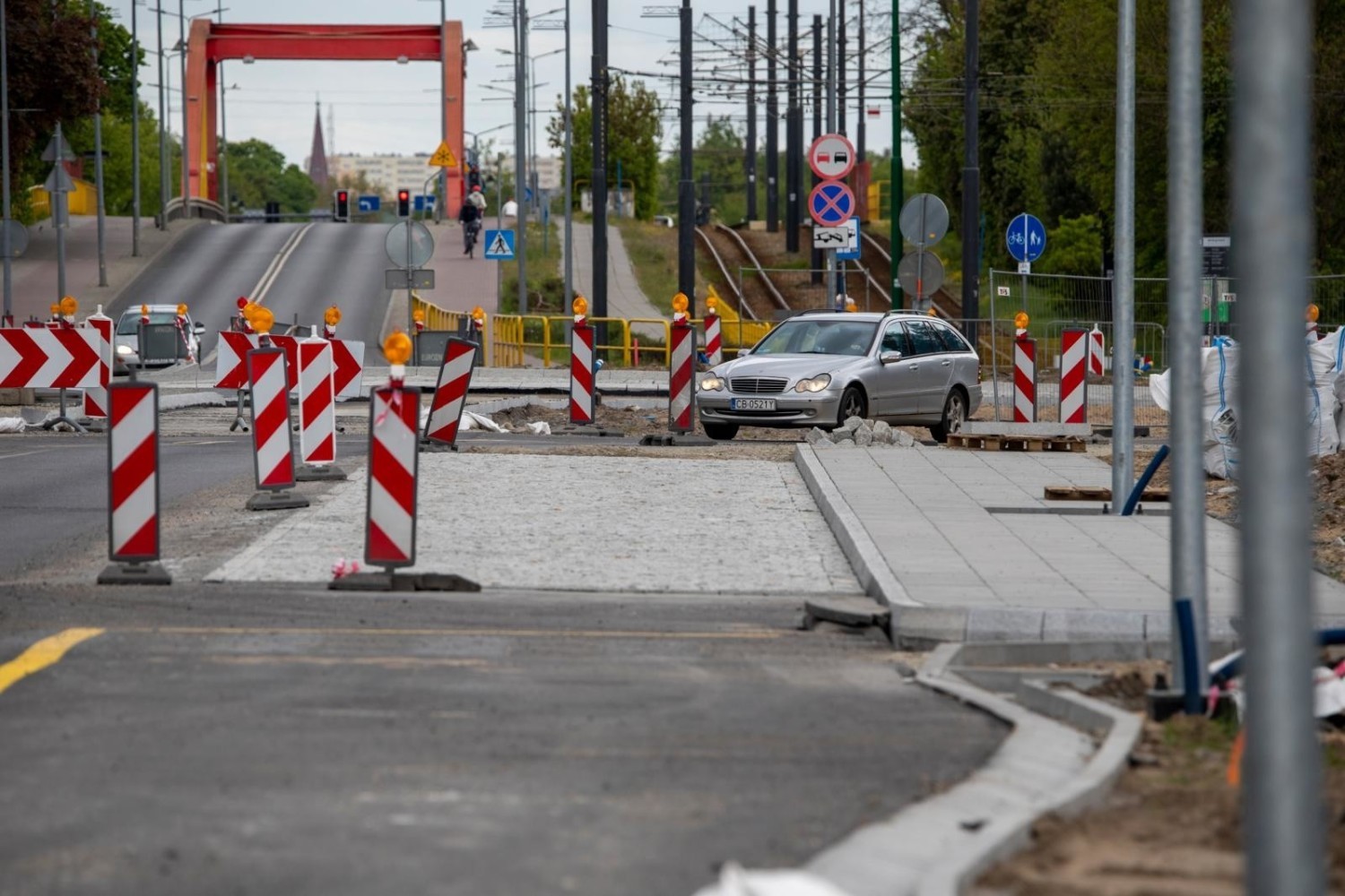 Na nowym rondzie, ułożone zostały już wszystkie krawężniki i przygotowana została podbudowa na wlotach od strony ulicy Gdańskiej oraz wokół wyspy centralnej