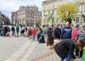 Długa kolejka na Rynku w Gnieźnie. Dlaczego ludzie tam stoją?