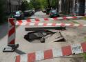 W Łodzi zapadła się jezdnia. Wielka dziura w ulicy Praskiej ZDJĘCIA