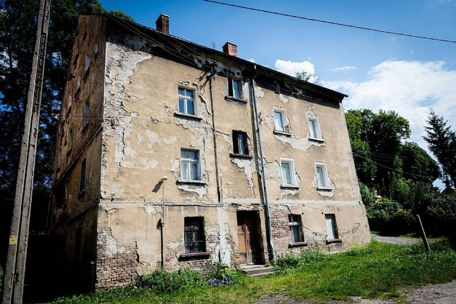 Dwa zrujnowane budynki z ul. Pocztowej i Dąbrowskiego w Wałbrzychu - kto je wyburzy? Zdjęcia
