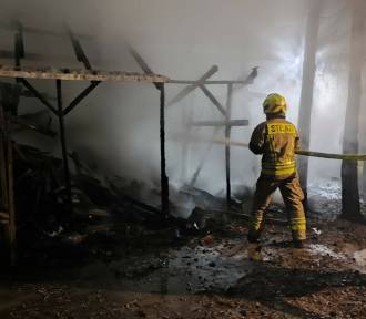 Nocny pożar na terenie kempingu w Chłapowie koło Władysławowa