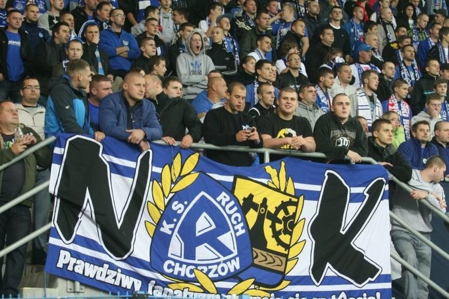 Szopienice - Burowiec: Ruch Chorzów i GKS KatowiceDzielnice połączone są administracyjnie, ale pod względem kibicowskim to dwa bieguny