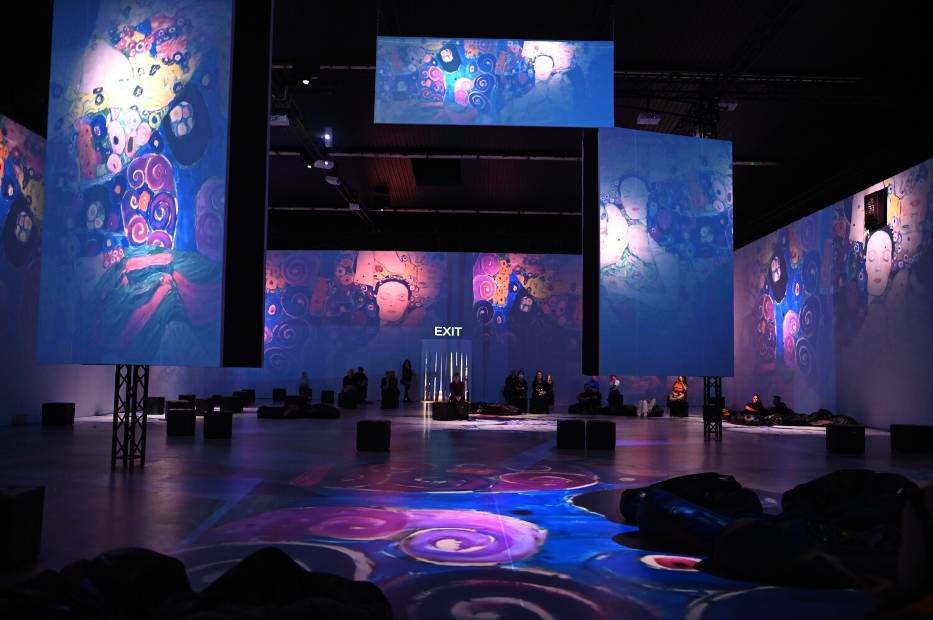 Immersyjna wystawa dzieł Gustava Klimta w Warszawie.