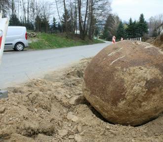 Skalny fragment odkopany na Rozboju zostanie przeniesiony do centrum wsi