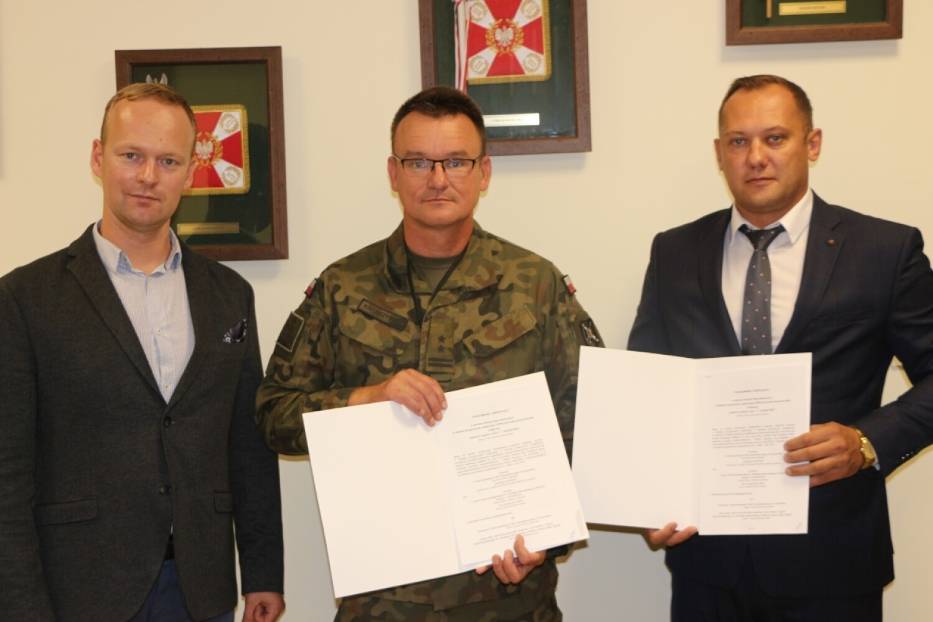 Podpisanie porozumienia pomiędzy I LO w Rawiczu i jednostką wojskową