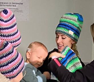 Kobiety osadzone w aresztach wykonały kolorowe czapki dla dzieci chorych na raka