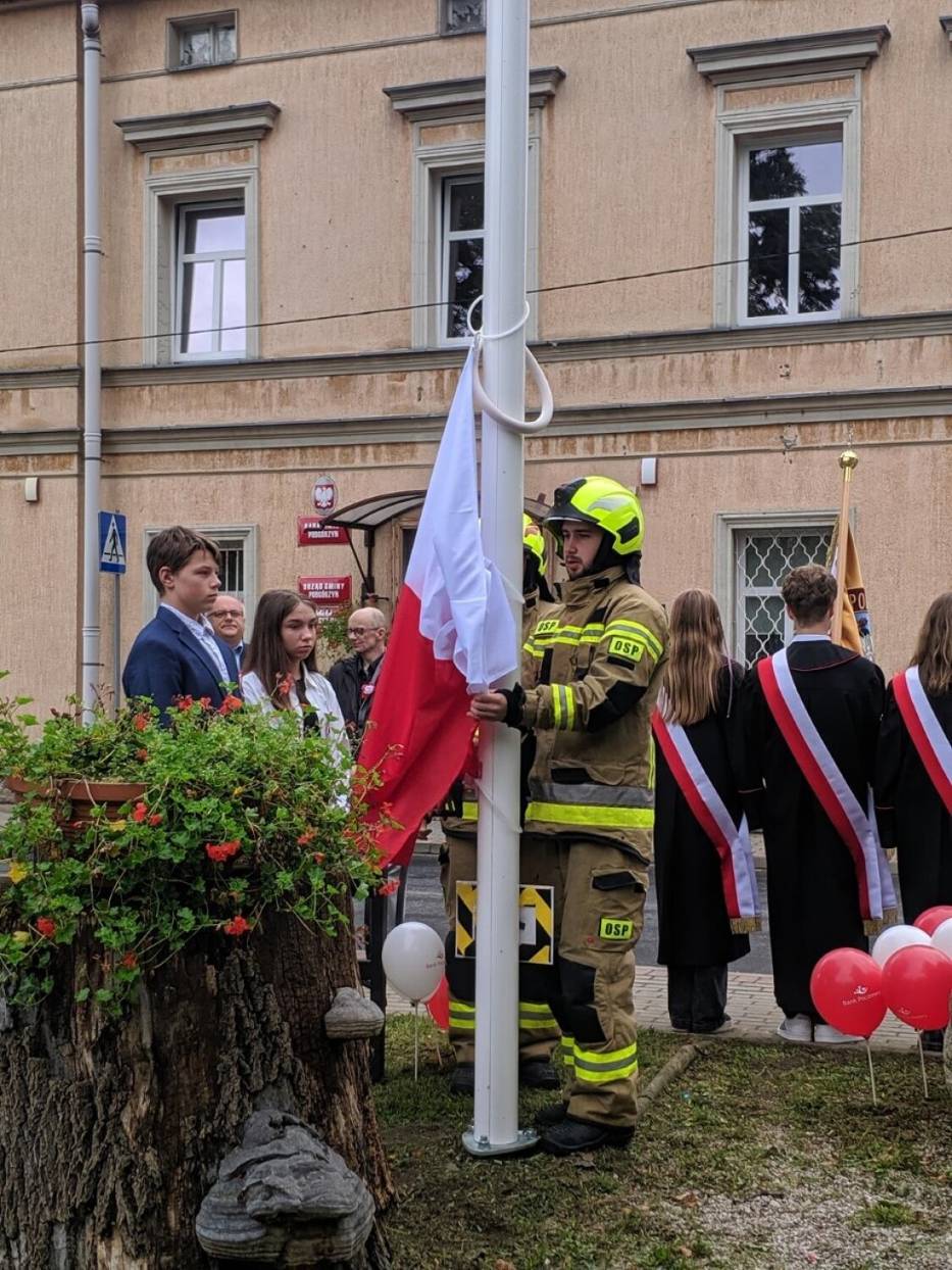 Urząd Gminy w Podgórzynie z nowym masztem flagowym. Finał akcji „Pod Biało-czerwoną