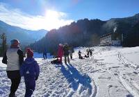 Zimowe wycieczki w Tatry z dziećmi. Zobaczcie łatwe i przyjemne szlaki w górach 