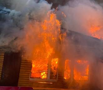  12 zastępów straży pożarnej walczyło z pożarem wiaty w centrum Krotoszyna [ZDJĘCIA]