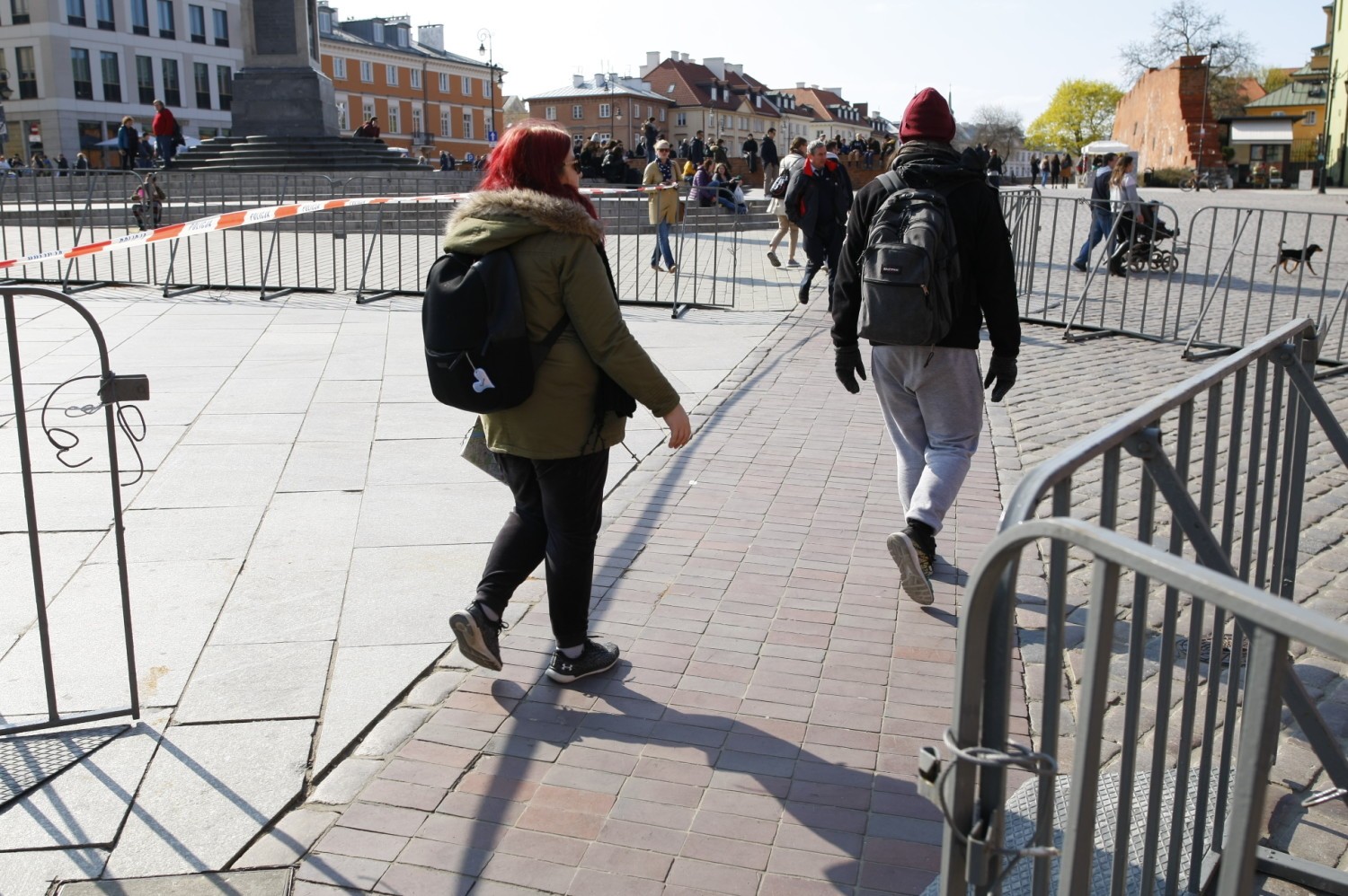 Krakowskie Przedmieście i Plac Zamkowy zagrodzone. Policja oddzieliła barierkami miejsce przemarszu od reszty miasta