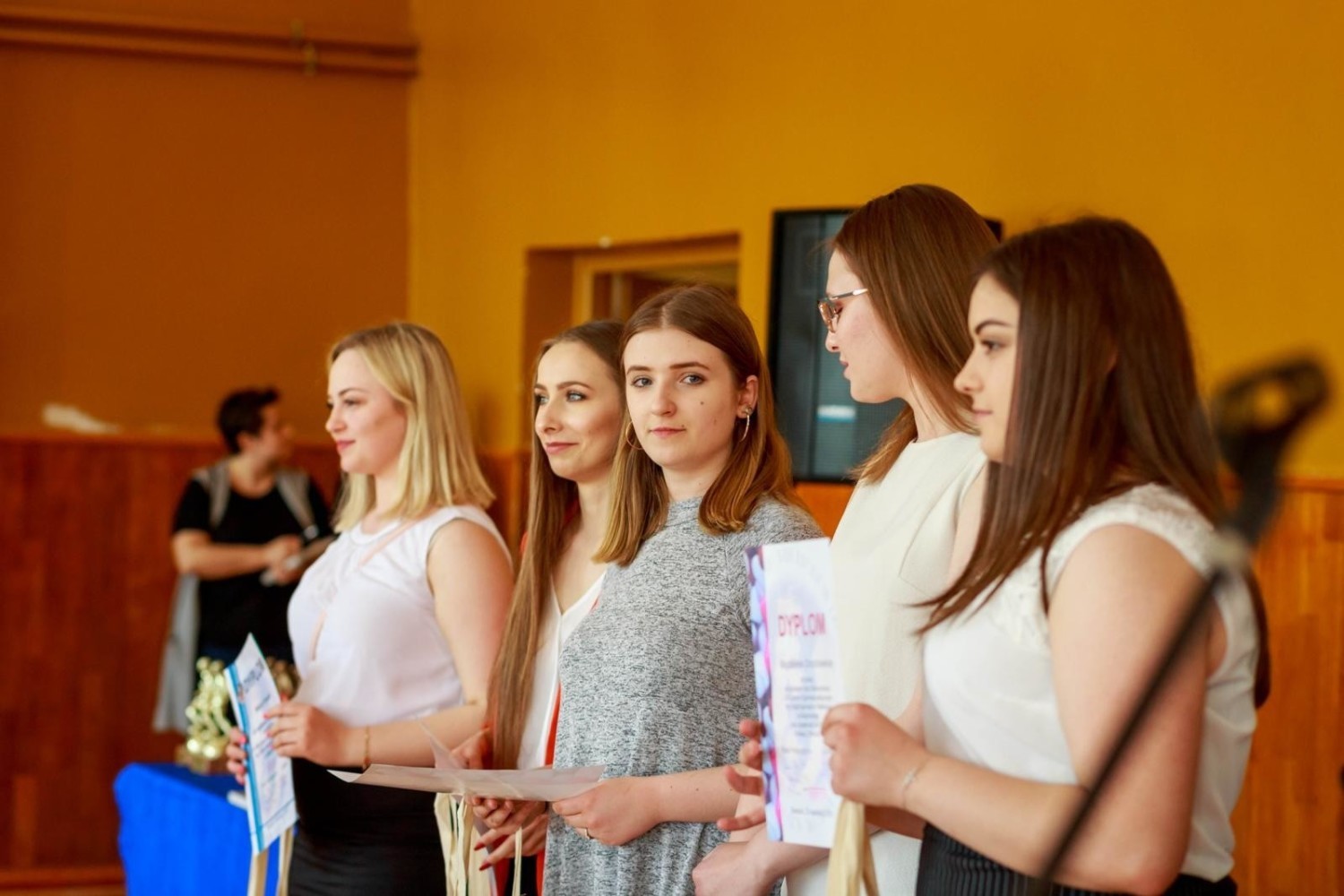 2019-04-26 bialystok maturzysci koniec roku szkolnego viii lo fot wojciech wojtkielewicz kurier poranny / gazeta wspolczesna